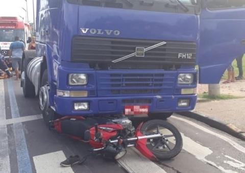 Em Manaus, casal escapa da morte após motocicleta ir parar debaixo de caminhão 