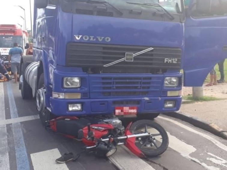 Em Manaus, casal escapa da morte após motocicleta ir parar debaixo de caminhão 