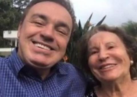 Aos 90 anos, mãe de Gugu chega de cadeira de rodas ao velório do filho