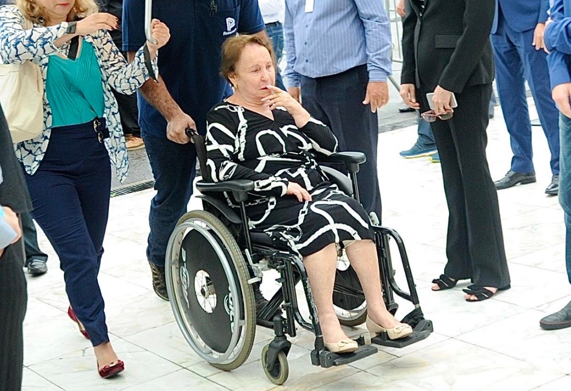 Aos 90 anos, mãe de Gugu chega de cadeira de rodas ao velório do filho