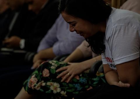 Viúva de Wilson Justo chora descontroladamente durante depoimentos de testemunhas