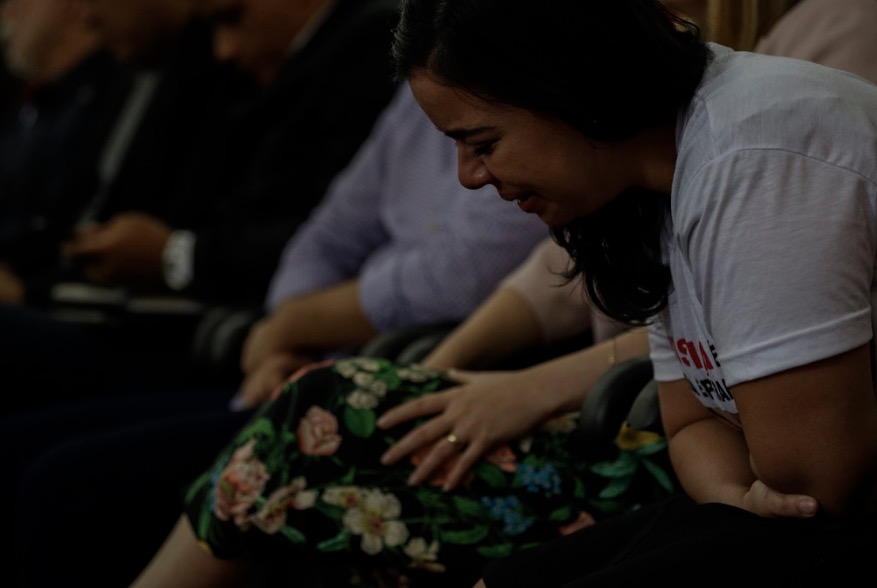 Viúva de Wilson Justo chora descontroladamente durante depoimentos de testemunhas