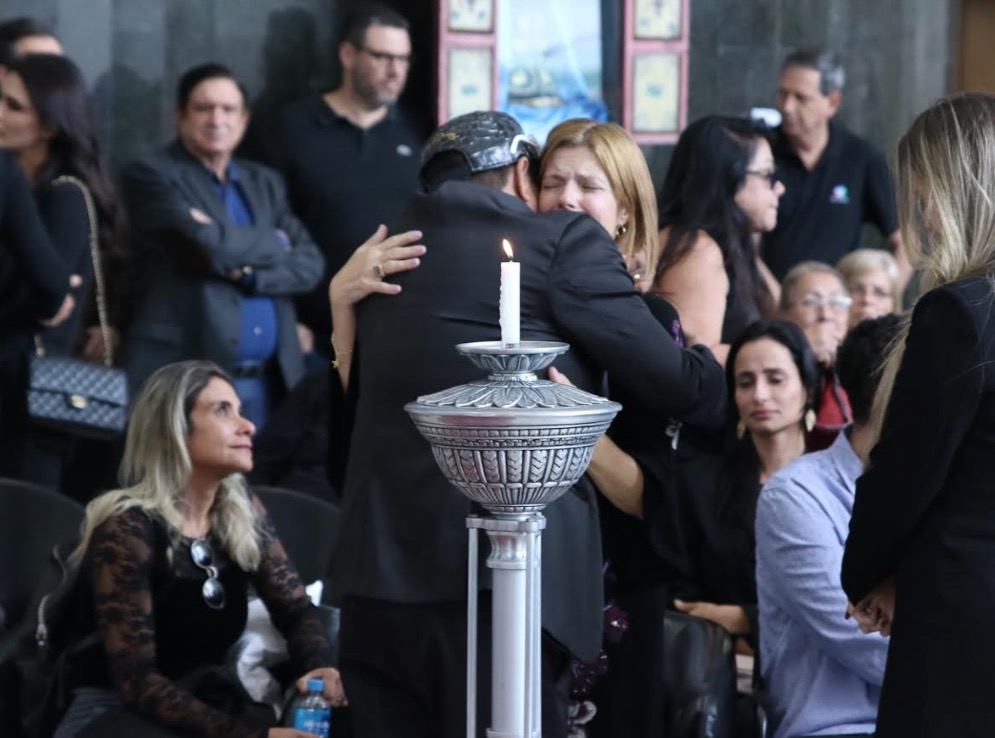 Liminha chora muito abraçado com esposa de Gugu: ‘a gente não consegue acreditar’