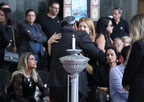 Liminha chora muito abraçado com esposa de Gugu: ‘a gente não consegue acreditar’