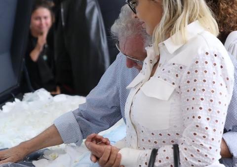 Carlos Alberto de Nóbrega fica inconsolável em último adeus a Gugu