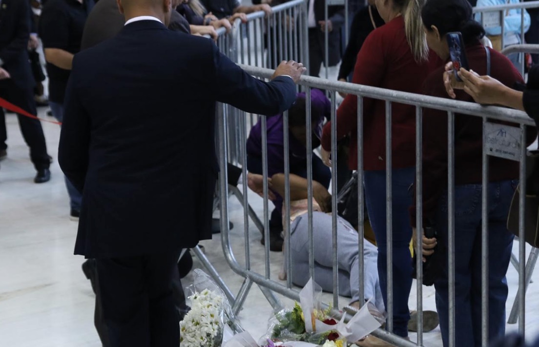 Fã desmaia ao ver corpo de Gugu Liberato