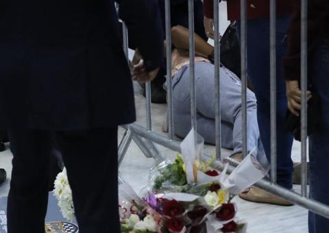 Fã desmaia ao ver corpo de Gugu Liberato