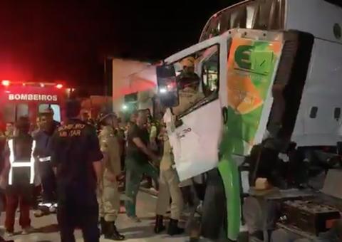 Motorista de carreta fica preso às ferragens após bater contra igreja em Manaus