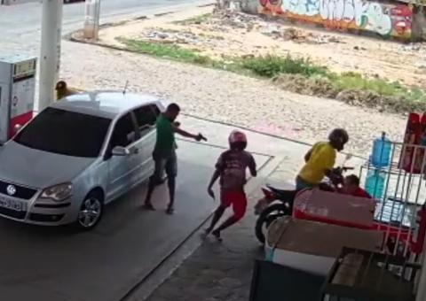 Vídeo: Bandido é morto a tiros antes de assalto a posto de combustível