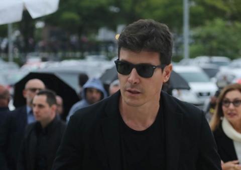 Após polêmica, Rodrigo Faro se emociona no velório de Gugu