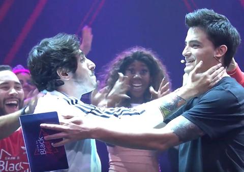 Felipe Neto e Castanhari se beijam para comemorar audiência em live