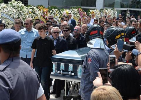 Filho de Gugu acompanha cortejo junto ao pai em carro do Corpo de Bombeiros