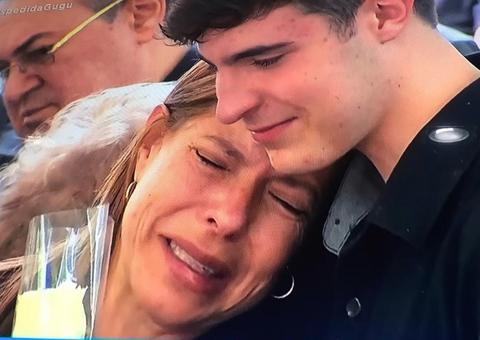 Corpo de Gugu é sepultado em São Paulo sob forte comoção