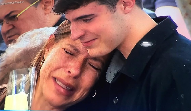 Corpo de Gugu é sepultado em São Paulo sob forte comoção