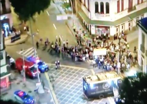 Armado com facão, homem faz 6 pessoas reféns dentro de bar no Rio de Janeiro