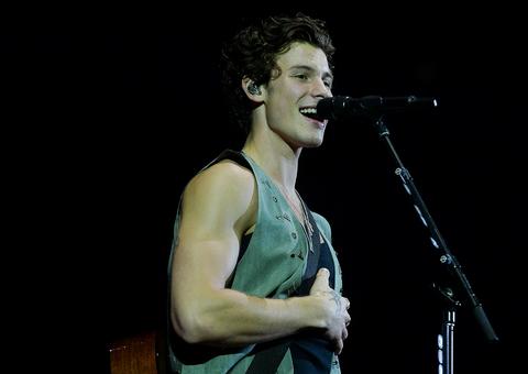 Vídeo: Shawn Mendes leva tombo durante show em São Paulo 