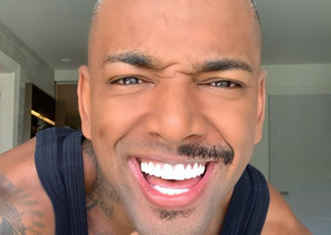 Nego do Borel posta foto estudando inglês pelado na cama: "E se o livro cair?"