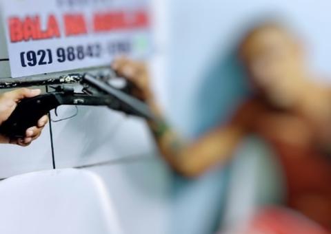 'Possesso', homem ameaça vizinho com arma e tenta agredir policiais em Manaus