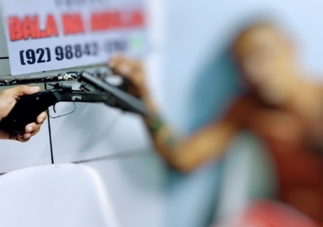 'Possesso', homem ameaça vizinho com arma e tenta agredir policiais em Manaus