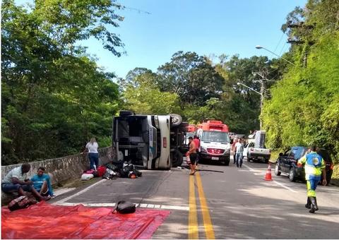 Adolescente morre e 12 ficam feridos em acidente com ônibus em estrada