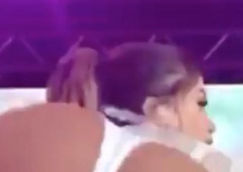 De baixo para cima, Anitta rebola com close nas partes íntimas durante cruzeiro 