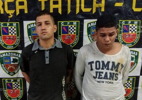 Em moto roubada, dupla colide com viatura da PM e acaba presa em Manaus