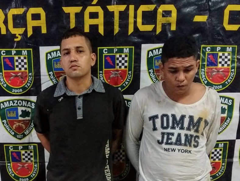 Em moto roubada, dupla colide com viatura da PM e acaba presa em Manaus