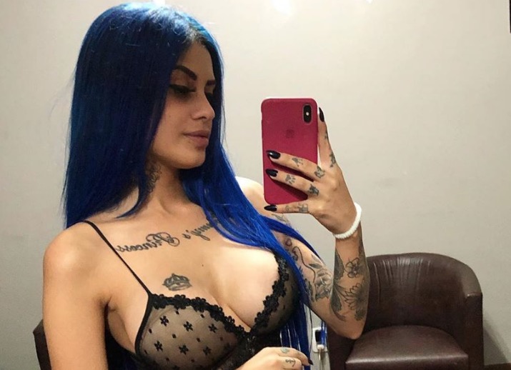 Tati Zaqui ‘paga peitinho’ ao gravar vídeo com roupão