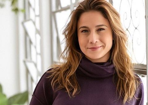 Fernanda Gentil posta foto rara de biquíni e mostra barriga chapada