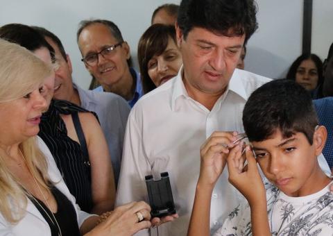 Após cartinha ao Papai Noel, menino ganha aparelho de audição