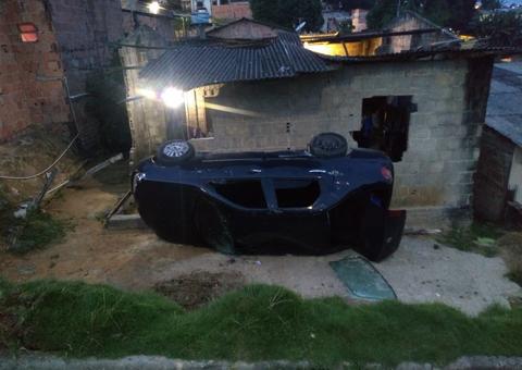 Carro de motorista de aplicativo capota e deixa cinco feridos em Manaus 