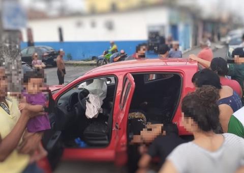 Mulheres ficam feridas após carro ser lançado contra poste durante colisão em Manaus