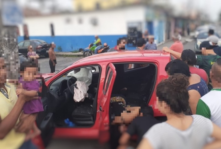 Mulheres ficam feridas após carro ser lançado contra poste durante colisão em Manaus