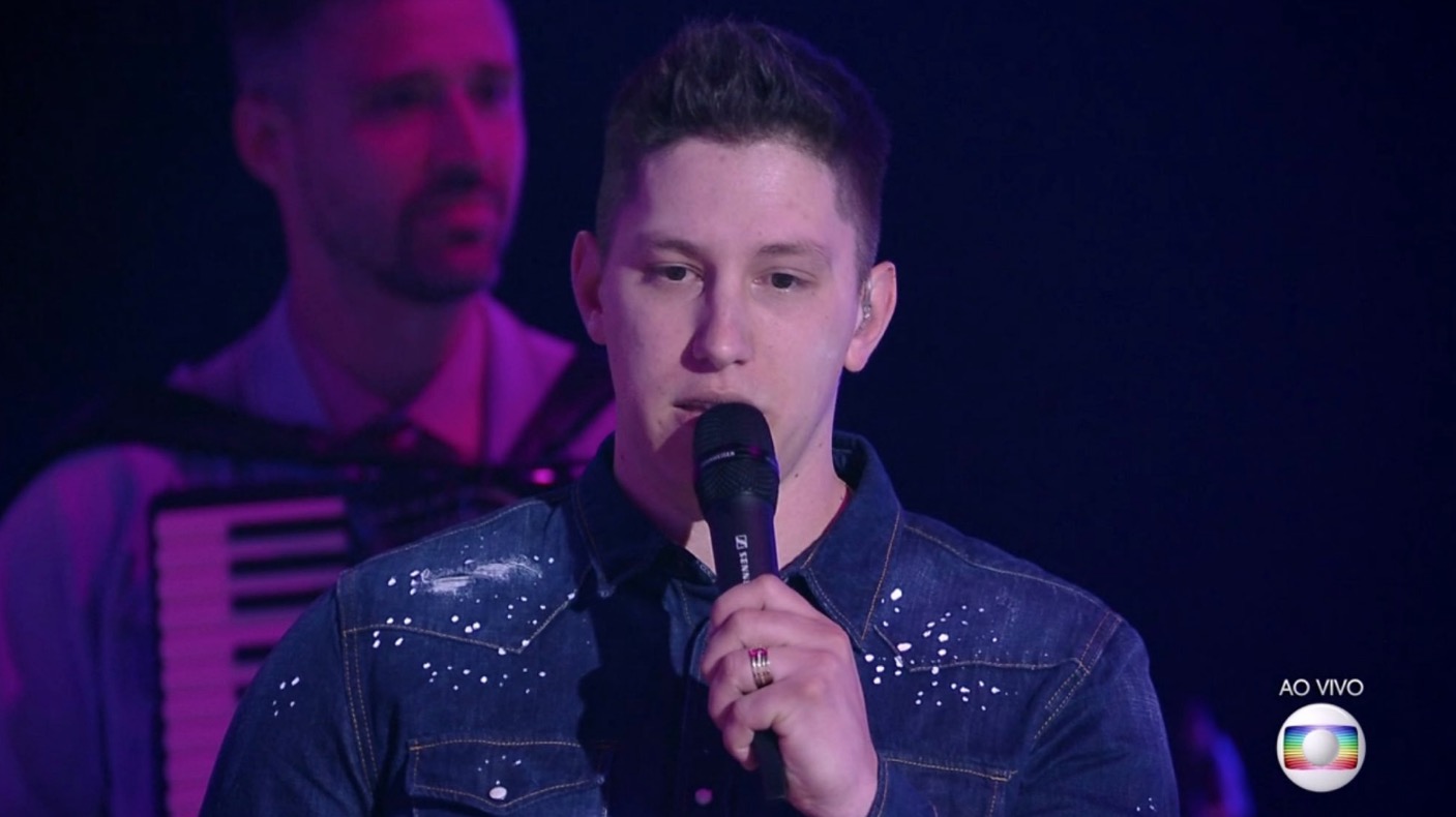 Jakson Follmann faz homenagem para Chapecoense no 'Popstar' e causa comoção