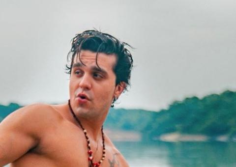 No Amazonas, Luan Santana toma banho de rio e empolga fãs: 'um Paraíso!'