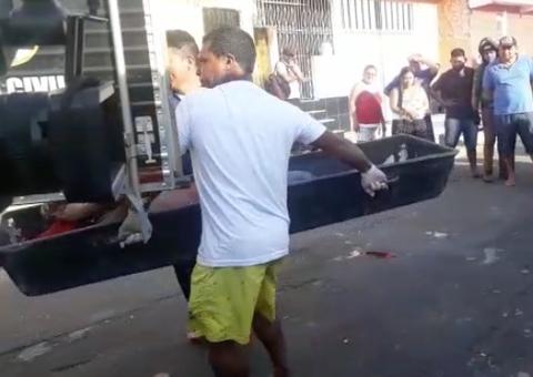 Com facadas no peito, homem é achado morto na calçada de comércio em Manaus