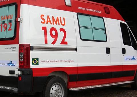 Homem morre e mulher fica ferida após moto desgovernada acertar poste em Manaus