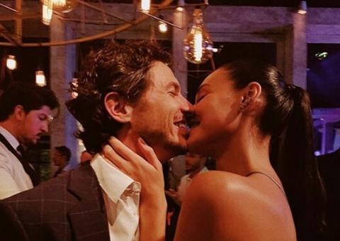 Débora Nascimento posa aos beijos com novo namorado