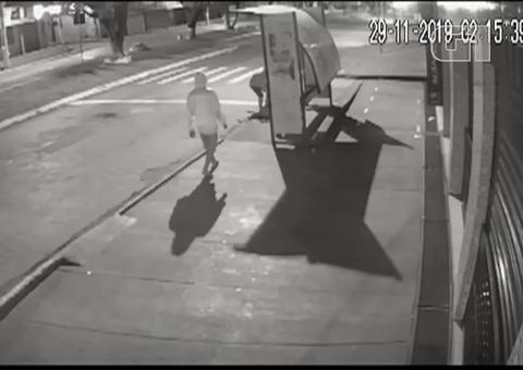 Idoso que dormia na rua é morto com socos, chutes e pedradas; Veja vídeo 