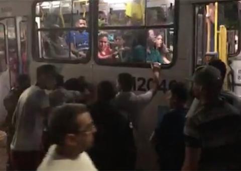 Desconfiado, motorista de ônibus toma atitude surpreendente para salvar passageiros
