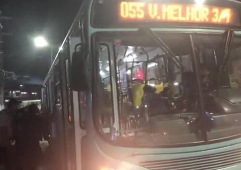 Motorista de ônibus desconfia de possível assalto e toma atitude surpreendente em Manaus