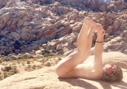 Influencer posa pegando sol na região anal e revela vantagens: 'prática ancestral'