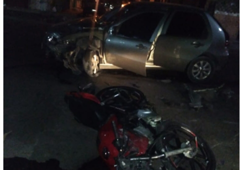 Motociclista é arremessado após forte colisão com carro em Manaus 