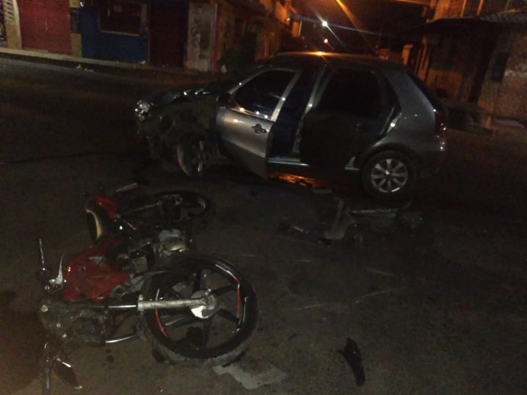 Motociclista é arremessado após forte colisão com carro em Manaus 