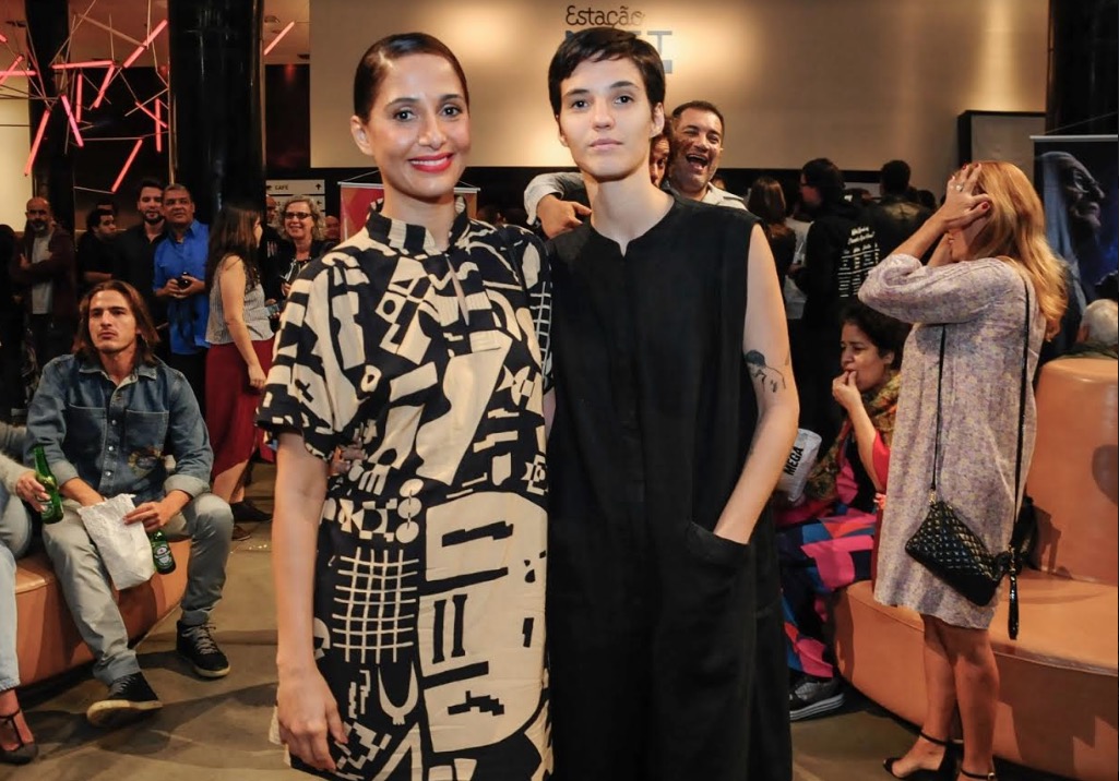 Camila Pitanga posa com a namorada em evento