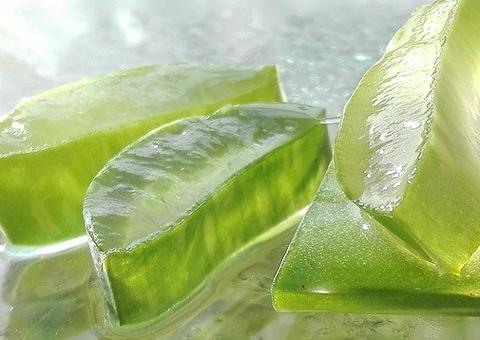 Babosa e limão podem combater espinhas no rosto