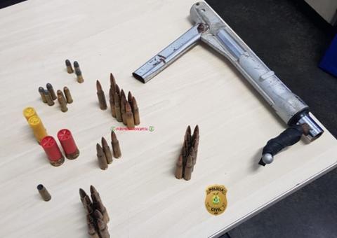 Em Manaus, polícia encontra coletes, arma caseira e munições pesadas em casa