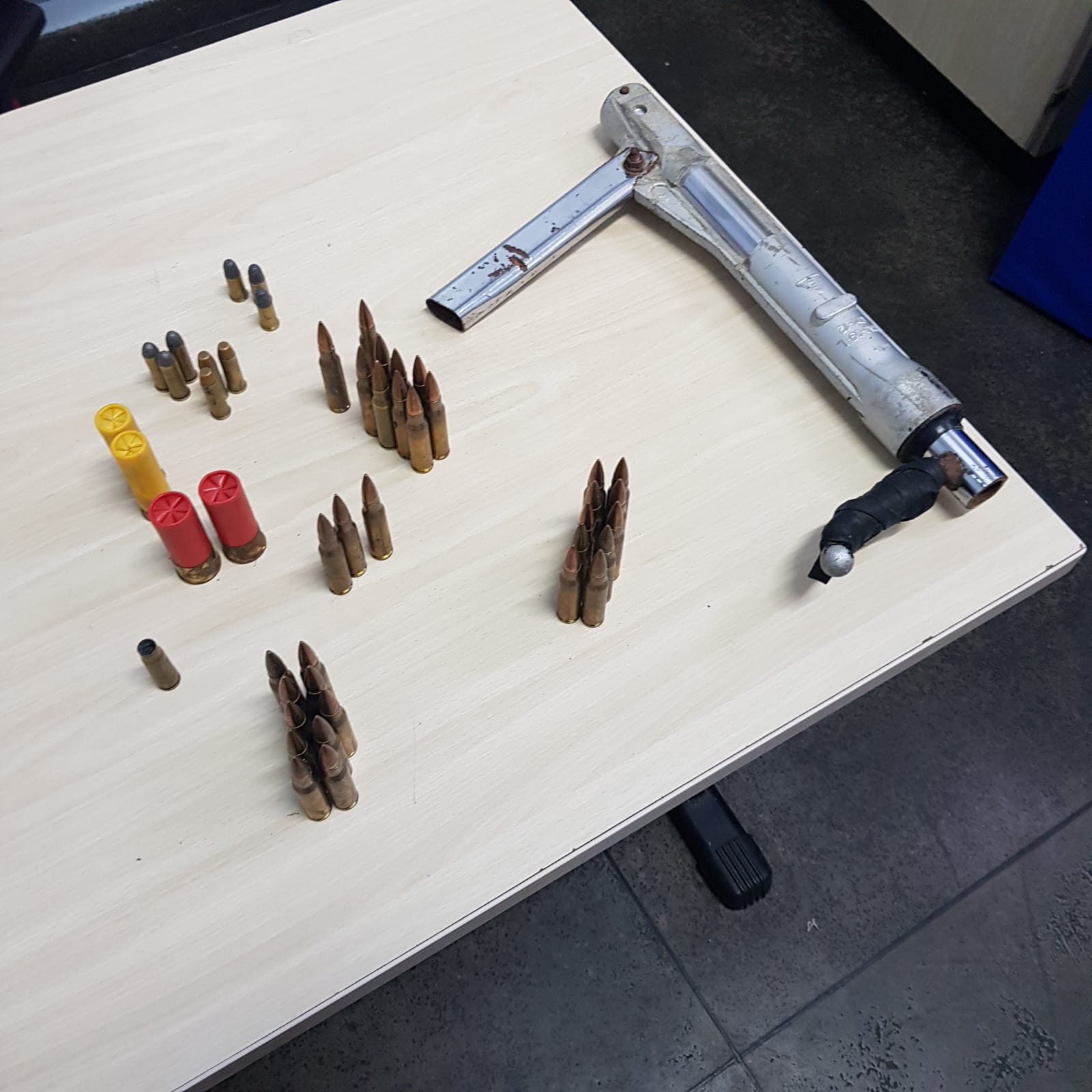 Polícia apreende arma de fogo e 45 munições em uma casa em Manaus 