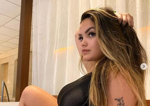 Filha de Latino e Kelly Key sensualiza de maiô cavado 