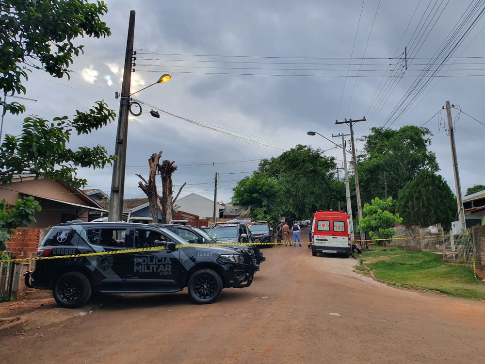 Padrasto mantém 2 adolescentes reféns há quase 30h